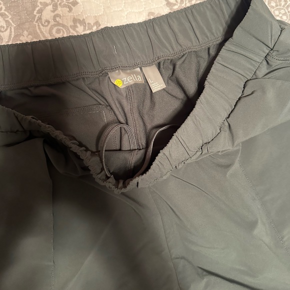 ZELLA dark green casual shorts size large with pockets - Picture 2 of 3